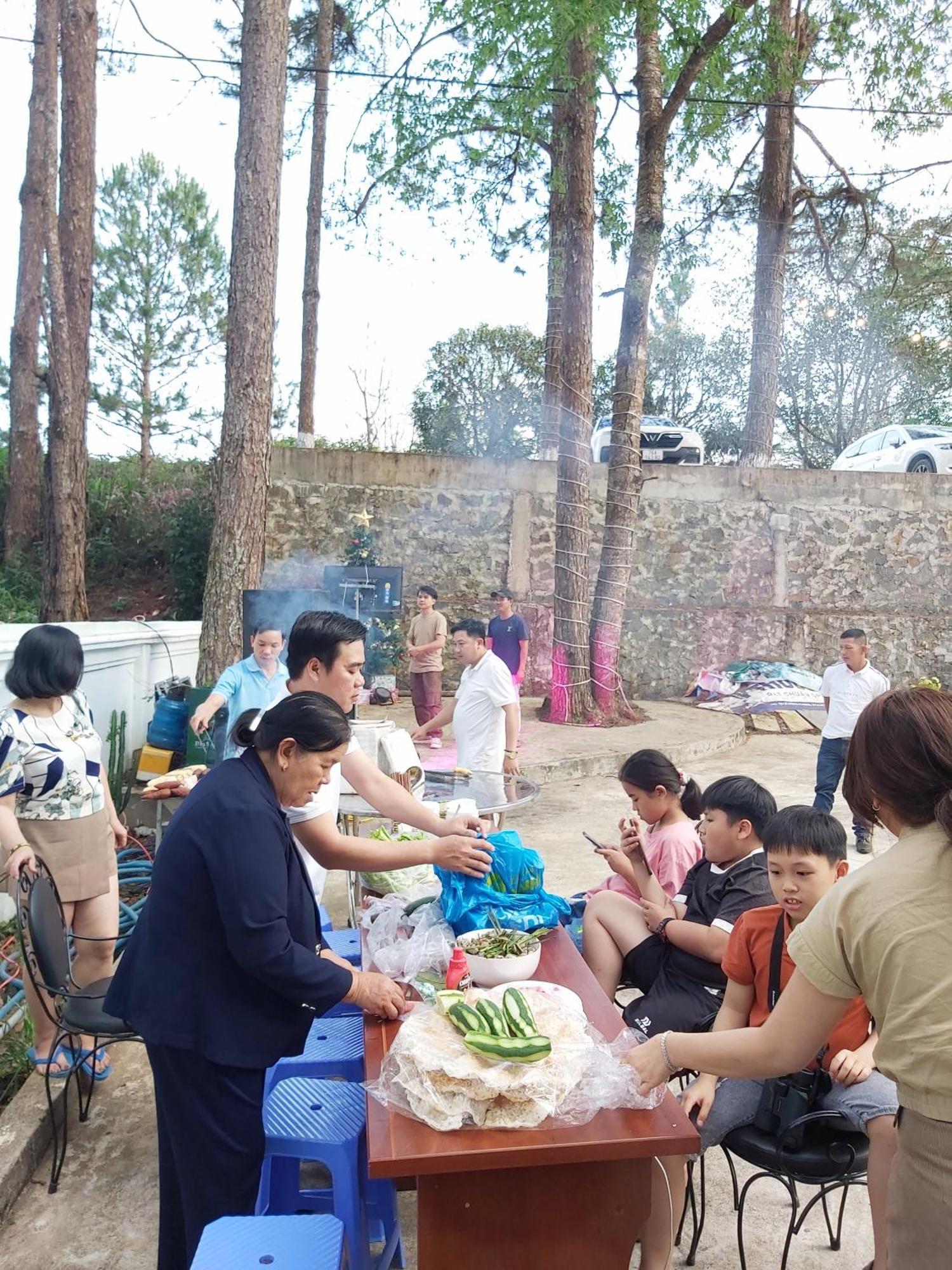 فندق Khach San Hung Viet كون توم المظهر الخارجي الصورة